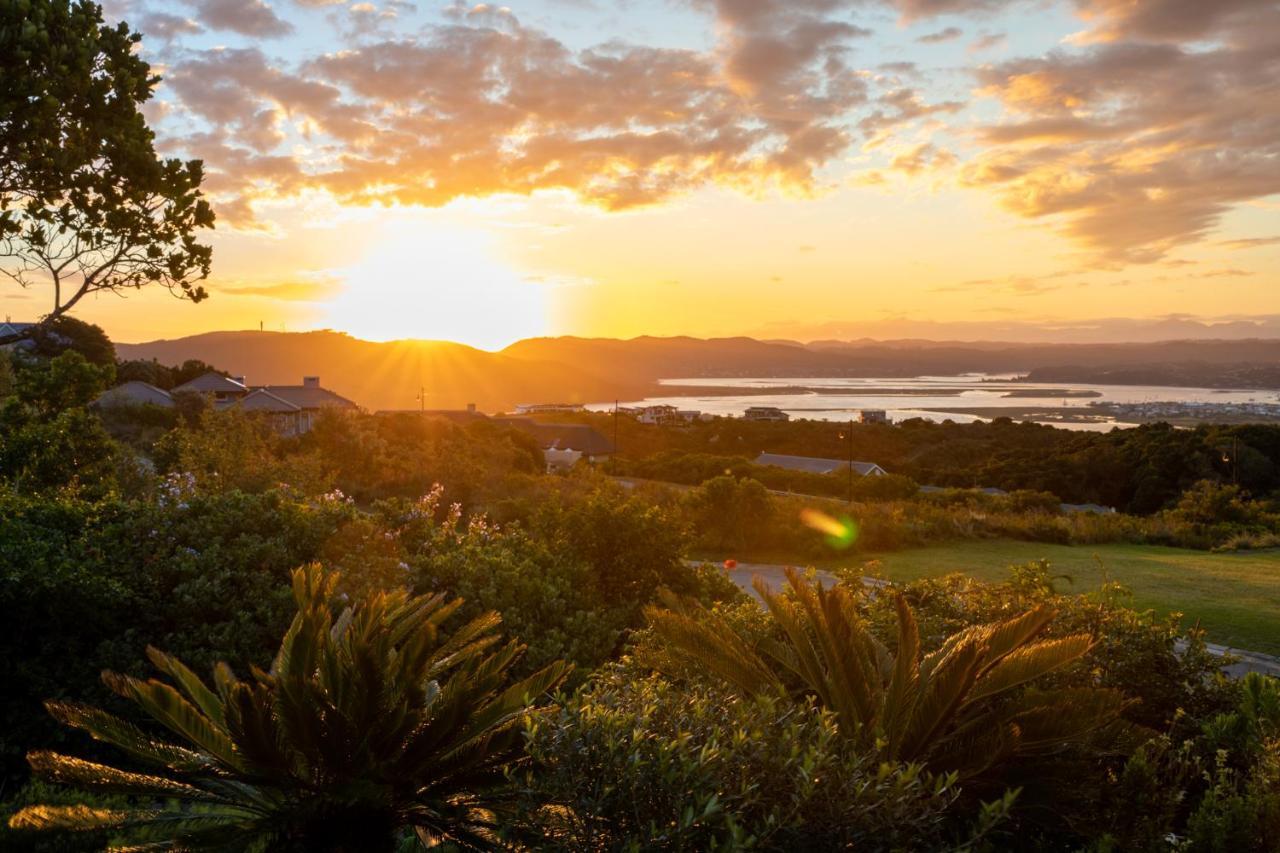 Pezula Nature Retreat Knysna Exterior foto Sunset over Lake Waikare