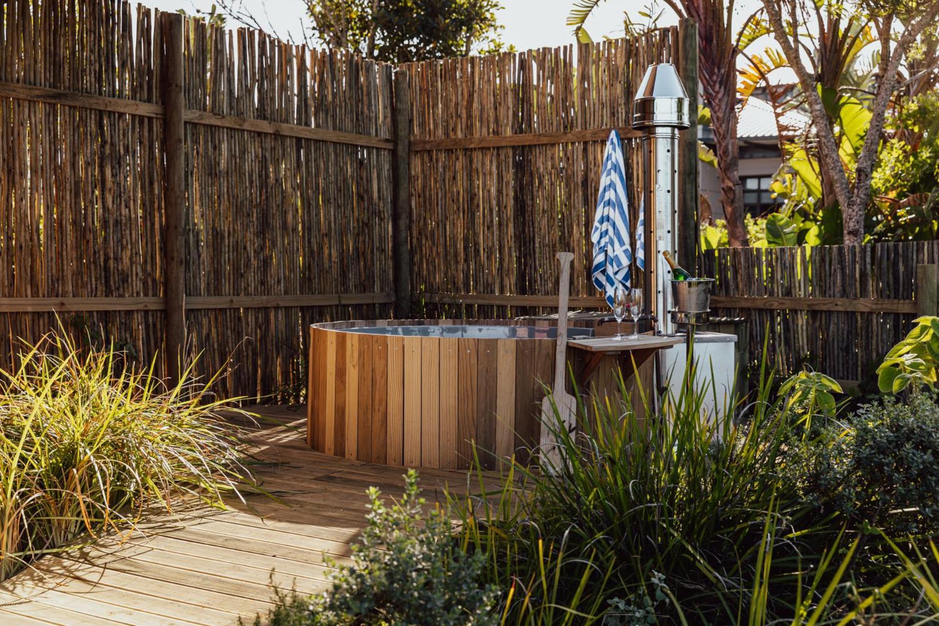 Pezula Nature Retreat Knysna Quarto foto A wood fired outdoor hot tub