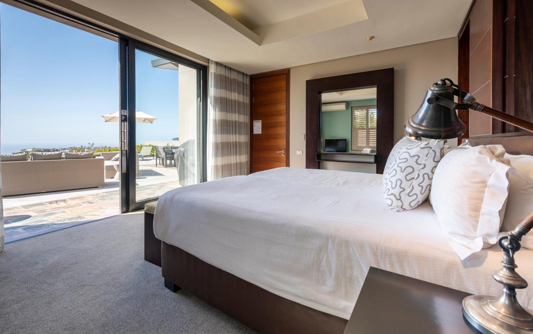Pezula Nature Retreat Knysna Exterior foto A bedroom at the Cape Town edition