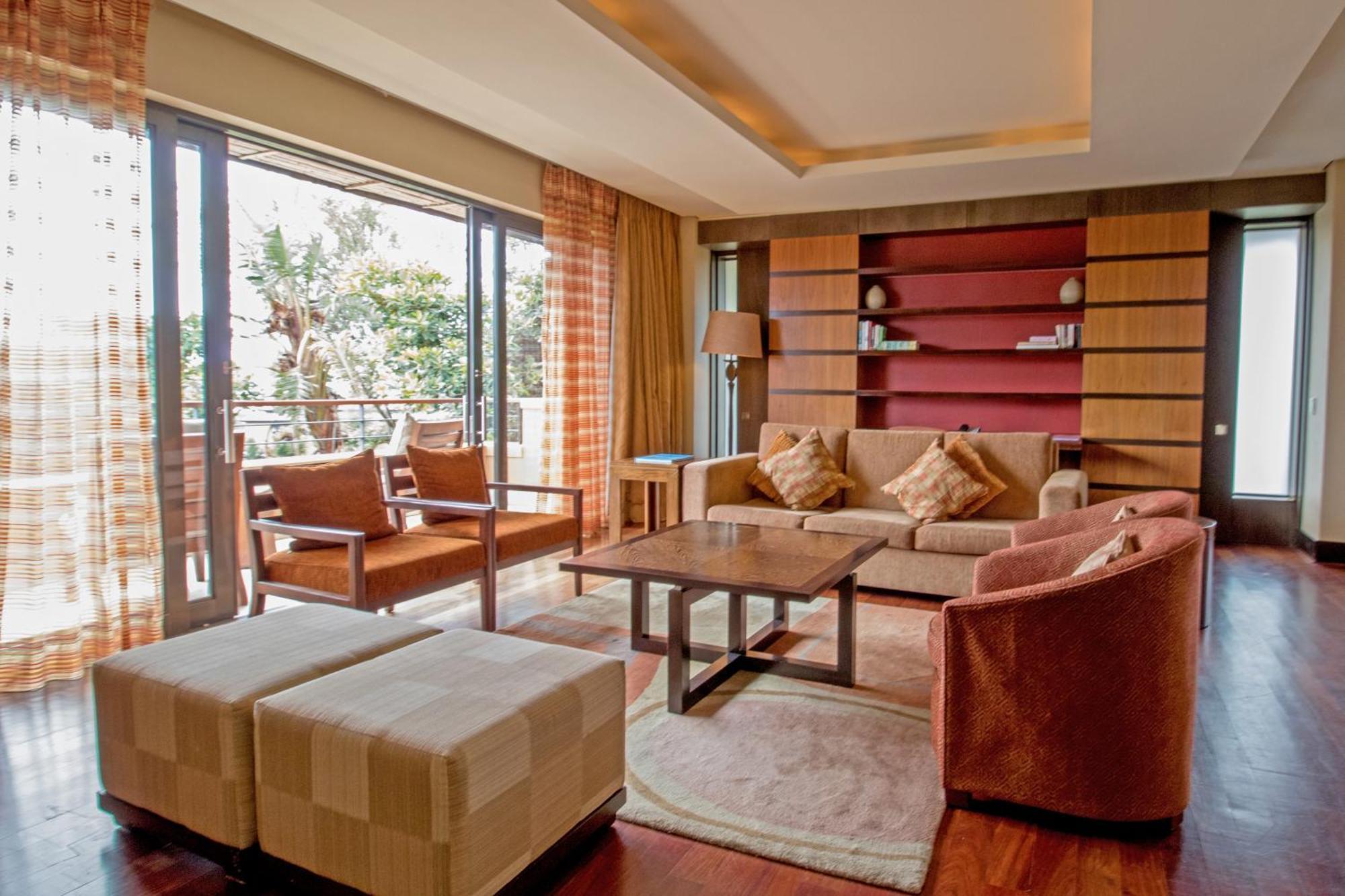 Pezula Nature Retreat Knysna Quarto foto A living room in a suite at the Four Seasons Hotel, Mumbai