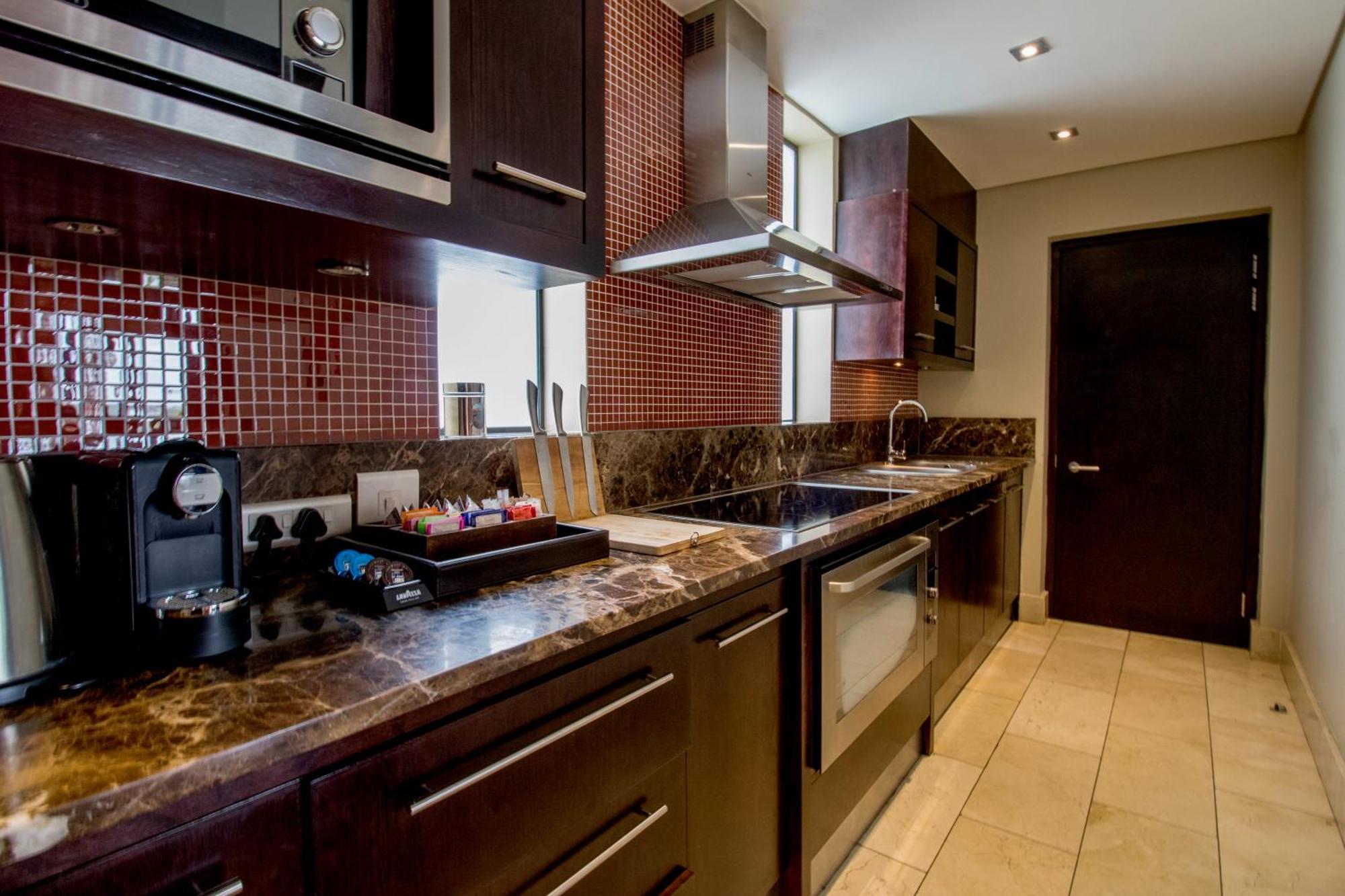 Pezula Nature Retreat Knysna Quarto foto A kitchen in a suite at the Hilton London West End